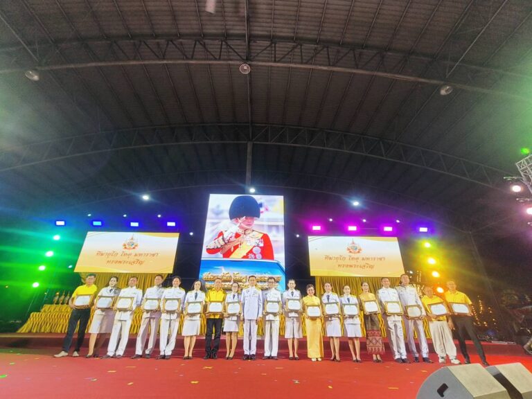 รับใบประกาศการจัดงานประเพณีแห่เทียนพรรษา